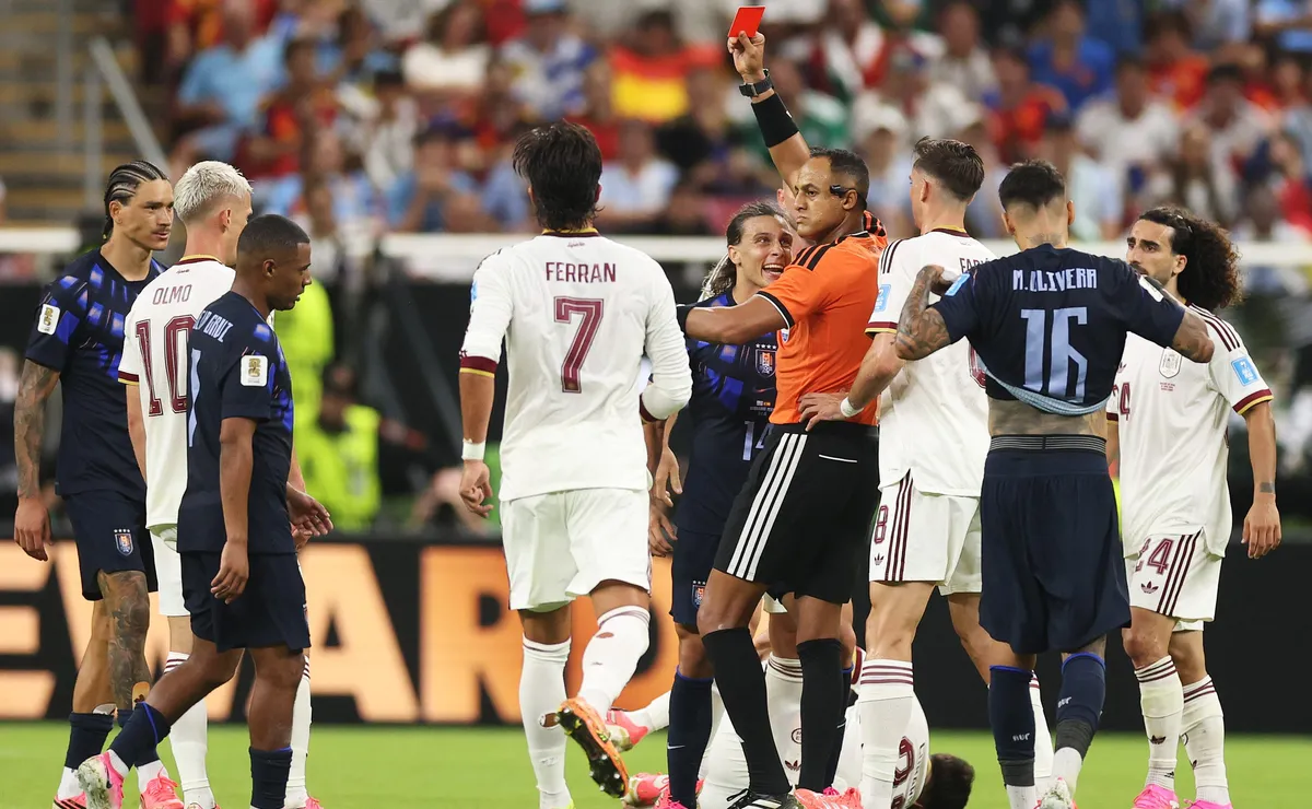 Jornais uruguaios tratam como vexame eliminação do Uruguai da Copa do Mundo após derrota para Espanha