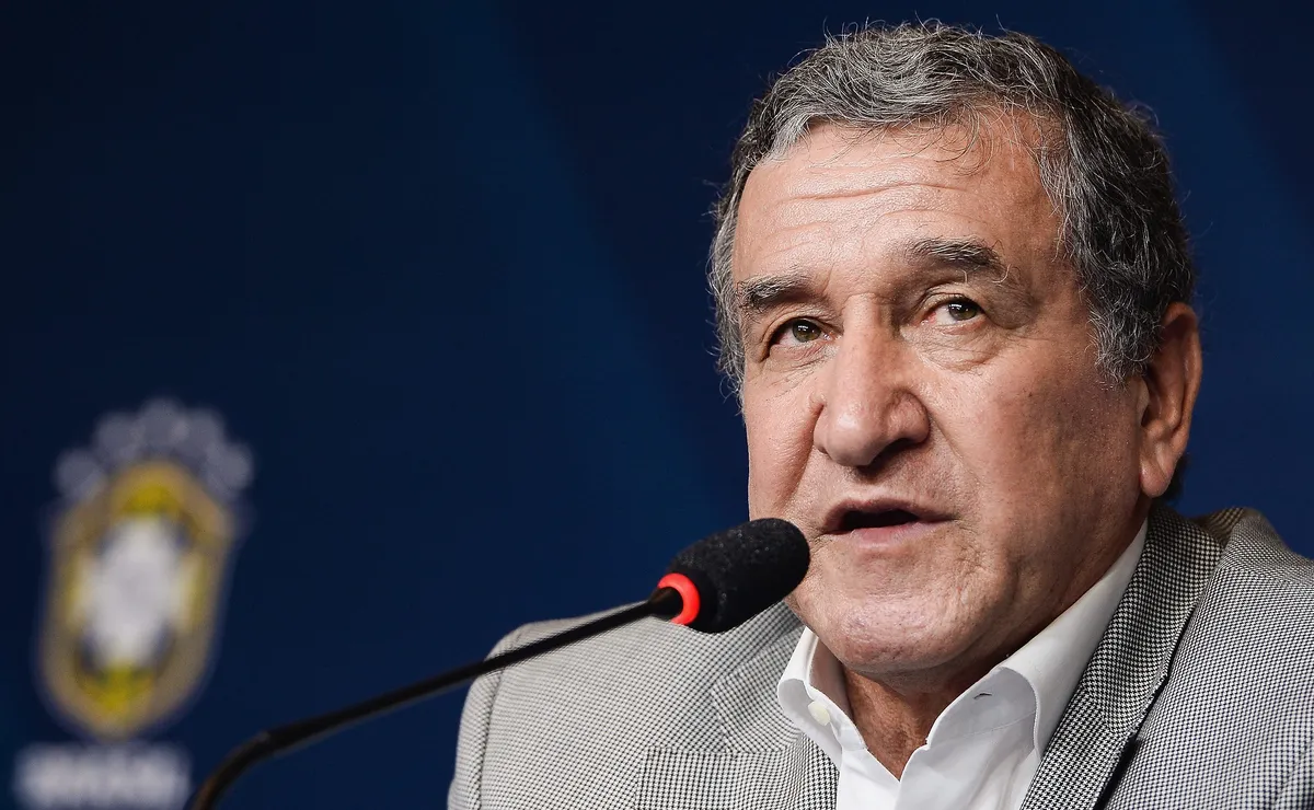 Carlos Alberto Parreira é sedado e passará por cirurgia de emergência neste sábado (27)