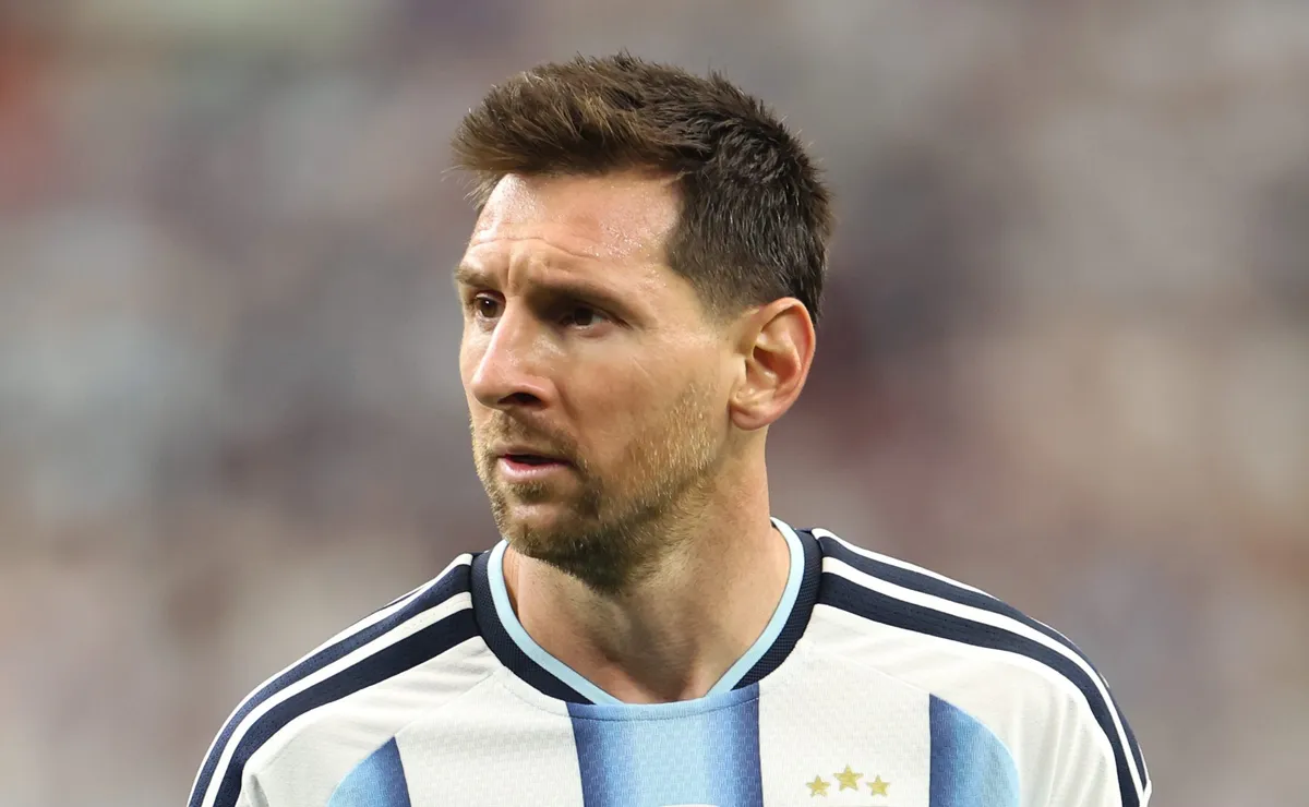 Messi começa no banco em Jordânia x Argentina, mas com chance de entrar e marcar história
