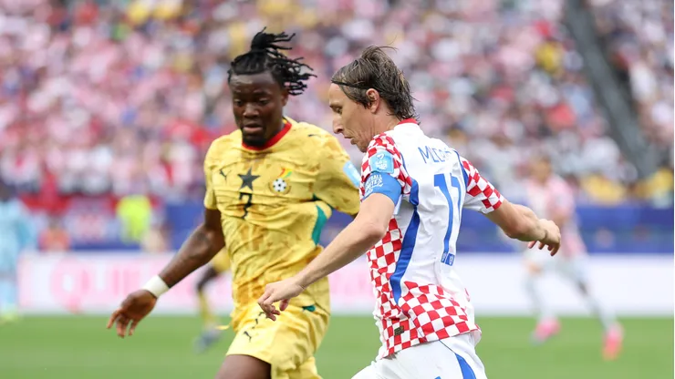 PHILADELPHIA, PENNSYLVANIA - JUNE 27: Luka Modric #10 of Croatia controls the ball against Fatawu Issahaku #7 of Ghana during the FIFA World Cup 2026 Group L match between Croatia and Ghana at Philadelphia Stadium on June 27, 2026 in Philadelphia, Pennsylvania. (Photo by Dan Mullan/Getty Images)