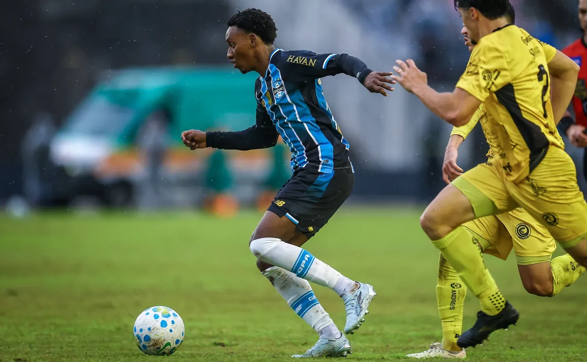 Gabriel Mec despista sobre possível saída do Grêmio após vitória sobre o Cascavel