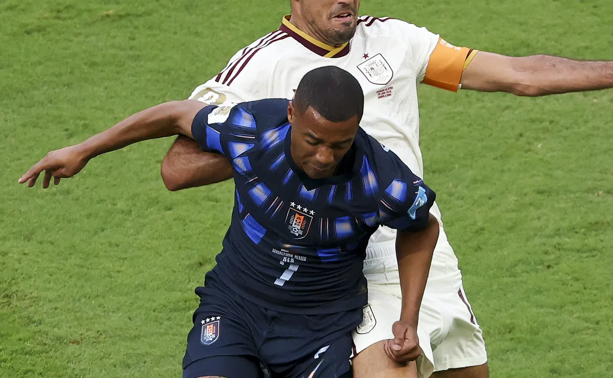 De La Cruz preocupa Espanha após entrada dura em Nico Williams e já tem retorno ao Flamengo definido