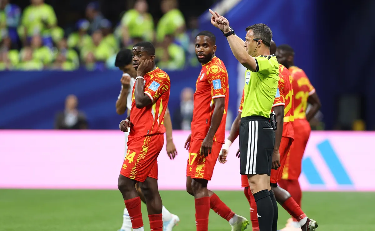 Mbuku marca belo gol em RD Congo x Uzbequistão, mas é anulado com auxílio do VAR