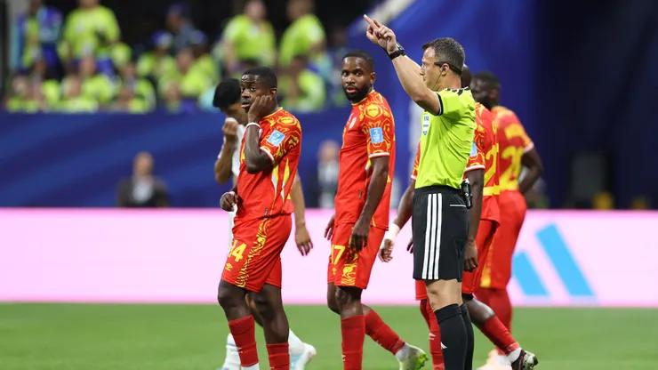 O momento do gol anulado do Mbuku. Photo by Molly Darlington/Getty Images