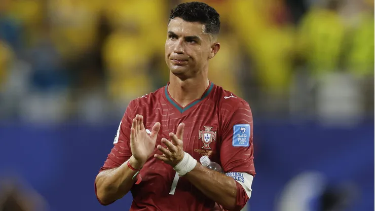 Jornal português destaca negativamente atuação de Cristiano Ronaldo contra a Colômbia. Foto: Michael Reaves/Getty Images