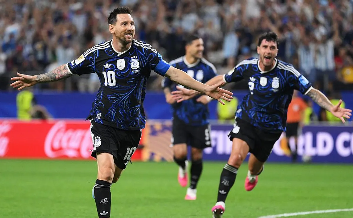 Messi sai do banco, marca golaço de falta e quebra recorde na Copa do Mundo