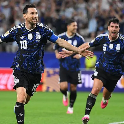 Messi marca de falta e amplia recorde histórico