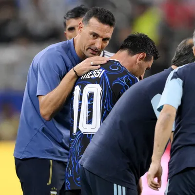 Scaloni explica por que Messi começou no banco da Argentina