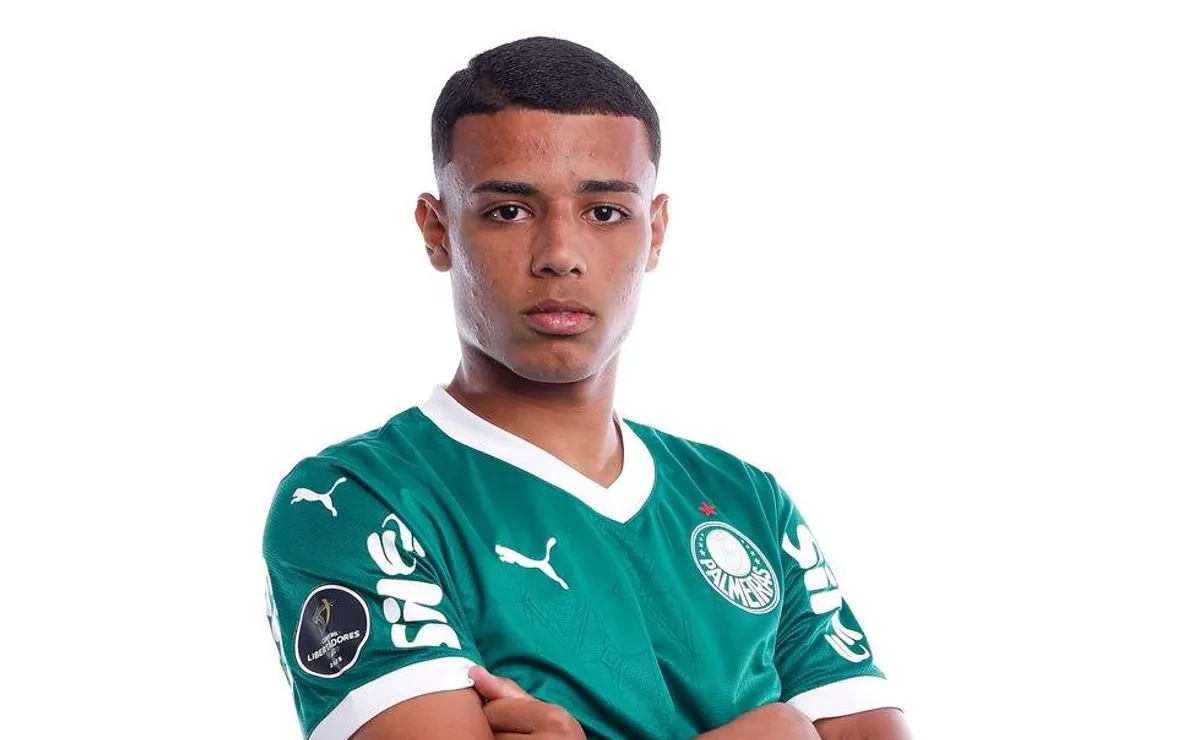 Robson Jacaré seguirá no Real Betis e Palmeiras adia retorno do zagueiro até 2027