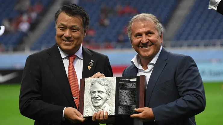 Zico recebendo homenagem no Japão. (Photo by Masashi Hara/Getty Images)