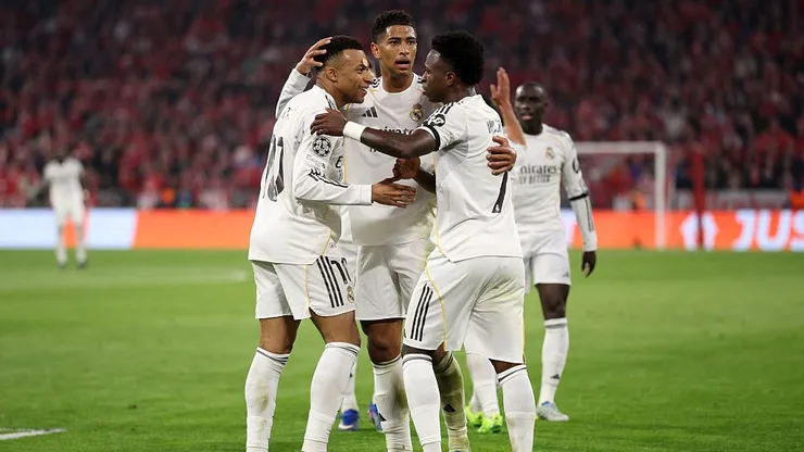 Kylian Mbappé, do Real Madrid, comemora o terceiro gol de sua equipe com os companheiros Jude Bellingham e Vinicius Junior. (Photo by Adam Pretty/Getty Images)