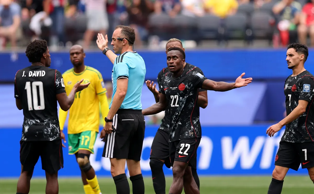 Canadá reclama de pênalti em classificação contra África do Sul na Copa do Mundo