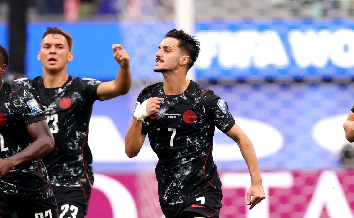 Stephen Eustaquio decide nos acréscimos, Canadá elimina África do Sul e avança às oitavas da Copa