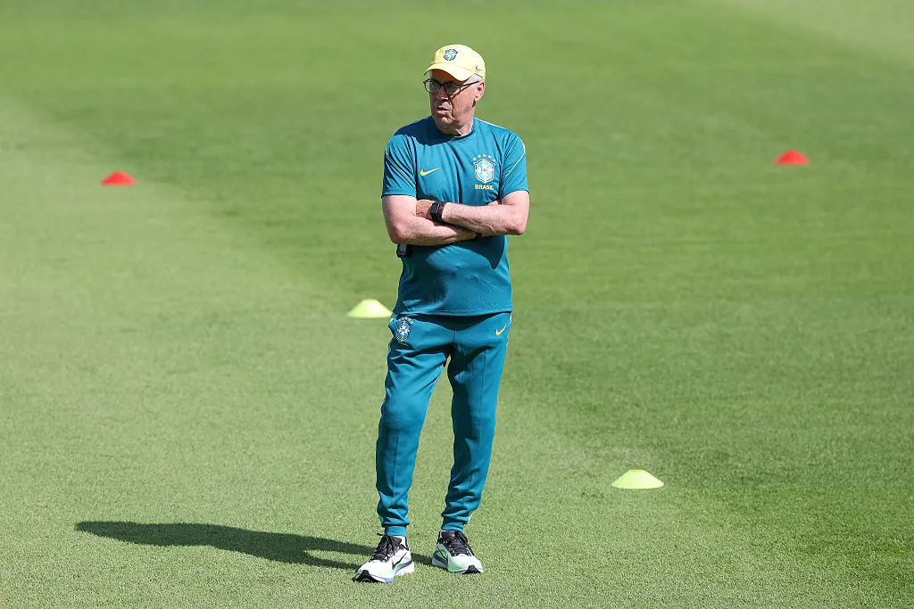 Técnico Carlo Ancelotti, do Brasil, observa durante o treino e a coletiva de imprensa da seleção brasileira. (Photo by Jack Gorman/Getty Images)