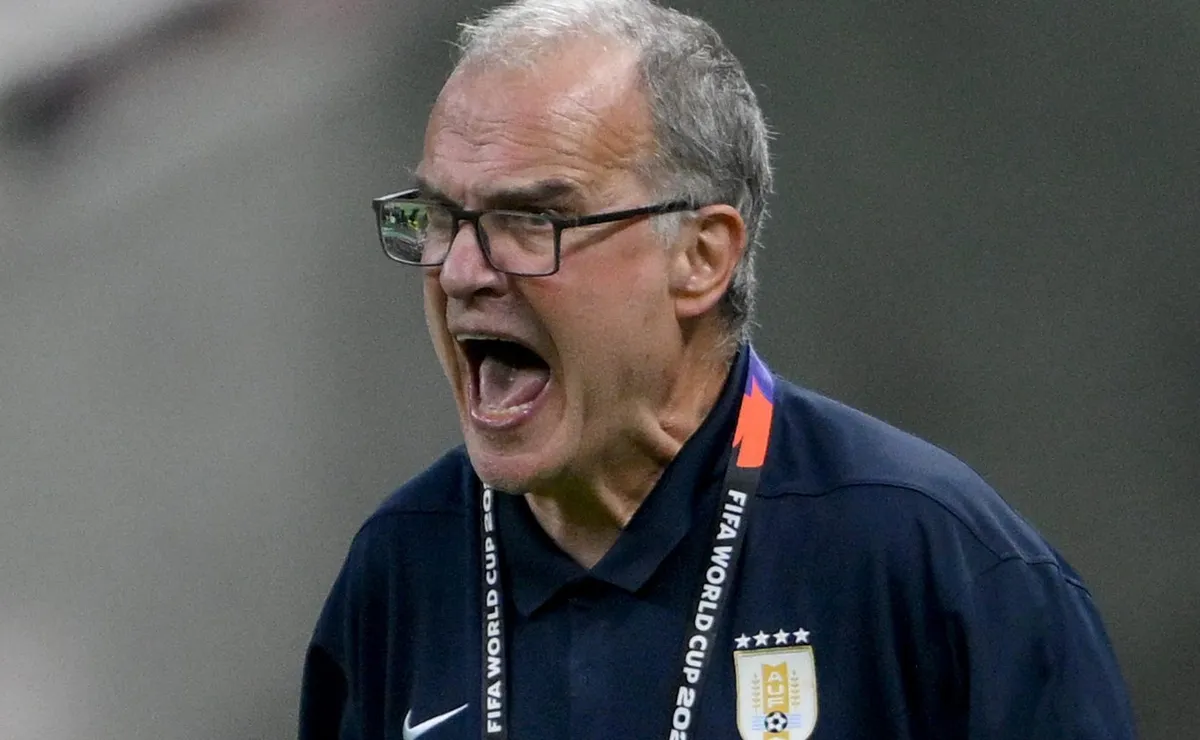 Marcelo Bielsa dispara em reunião com elenco do Uruguai após eliminação: “Me deixaram sozinho”