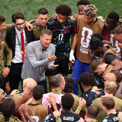 Técnico do Canadá manda recado forte sobre críticas após classificação
