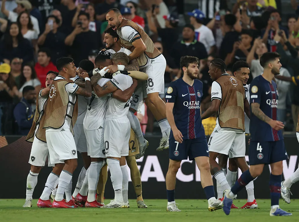 Botafogo comemora vitória diante do PSG no Mundial de Clubes de 2025. (Photo by Harry How/Getty Images)