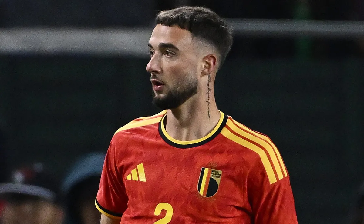 Lesionado, zagueiro Zeno Debast vira “garoto da água” para ajudar a Bélgica na Copa do Mundo