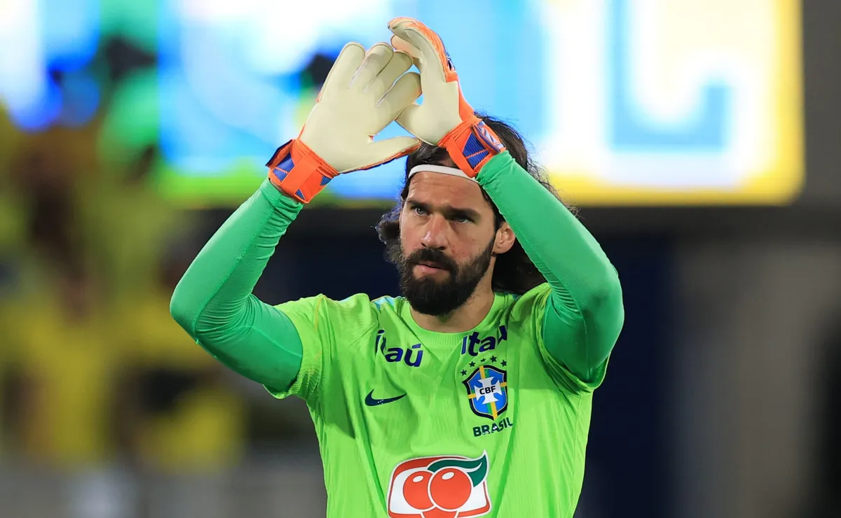 Alisson supera desconfiança na Seleção Brasileira e chega com moral no mata-mata da Copa do Mundo