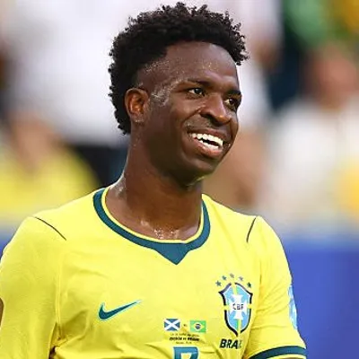 Vini Jr. inspira festa do Brasil contra mar azul japonês