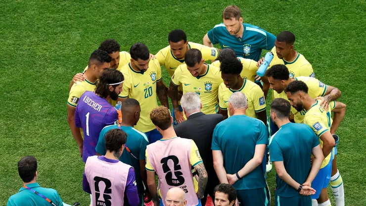 Ancelotti à beira do campo com os jogadores da Seleção Brasileira