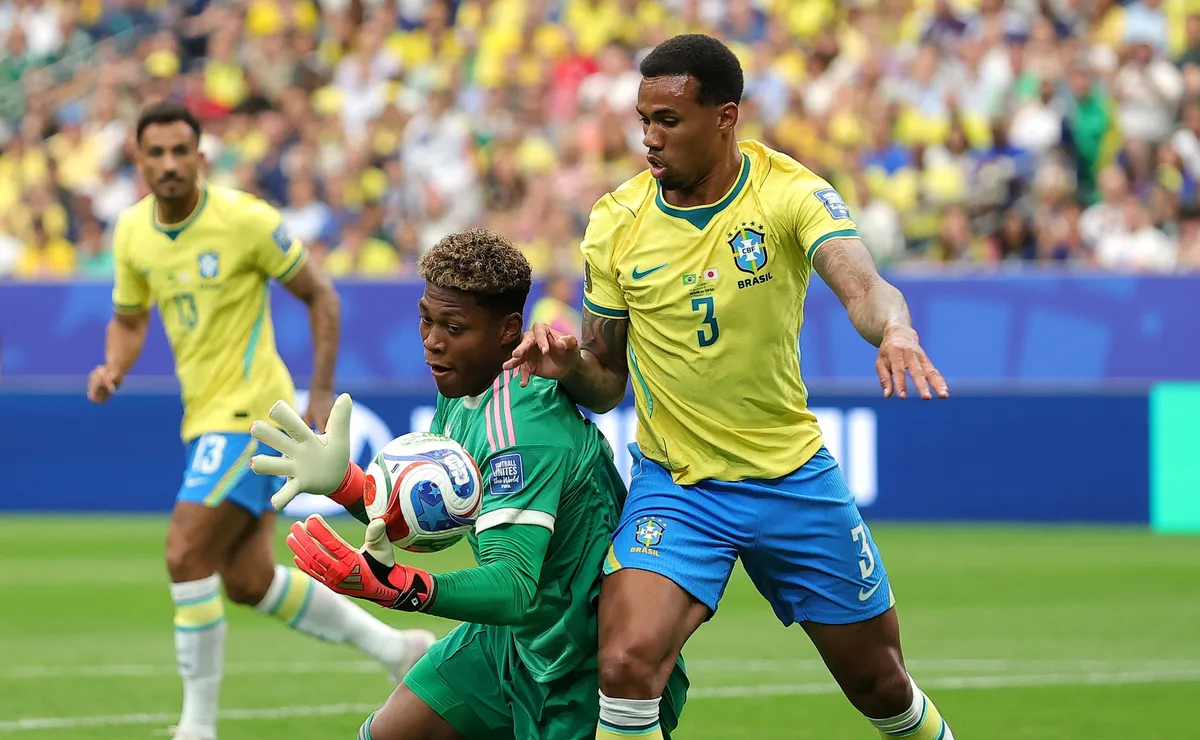 Gabriel Magalhães brilha, dá assistência e lidera defesa do Brasil em classificação contra o Japão