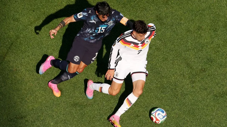 Gustavo Gómez e Kai Havertz se enfrentando pela Copa do Mundo - Foto: Darrian Traynor/Getty Images