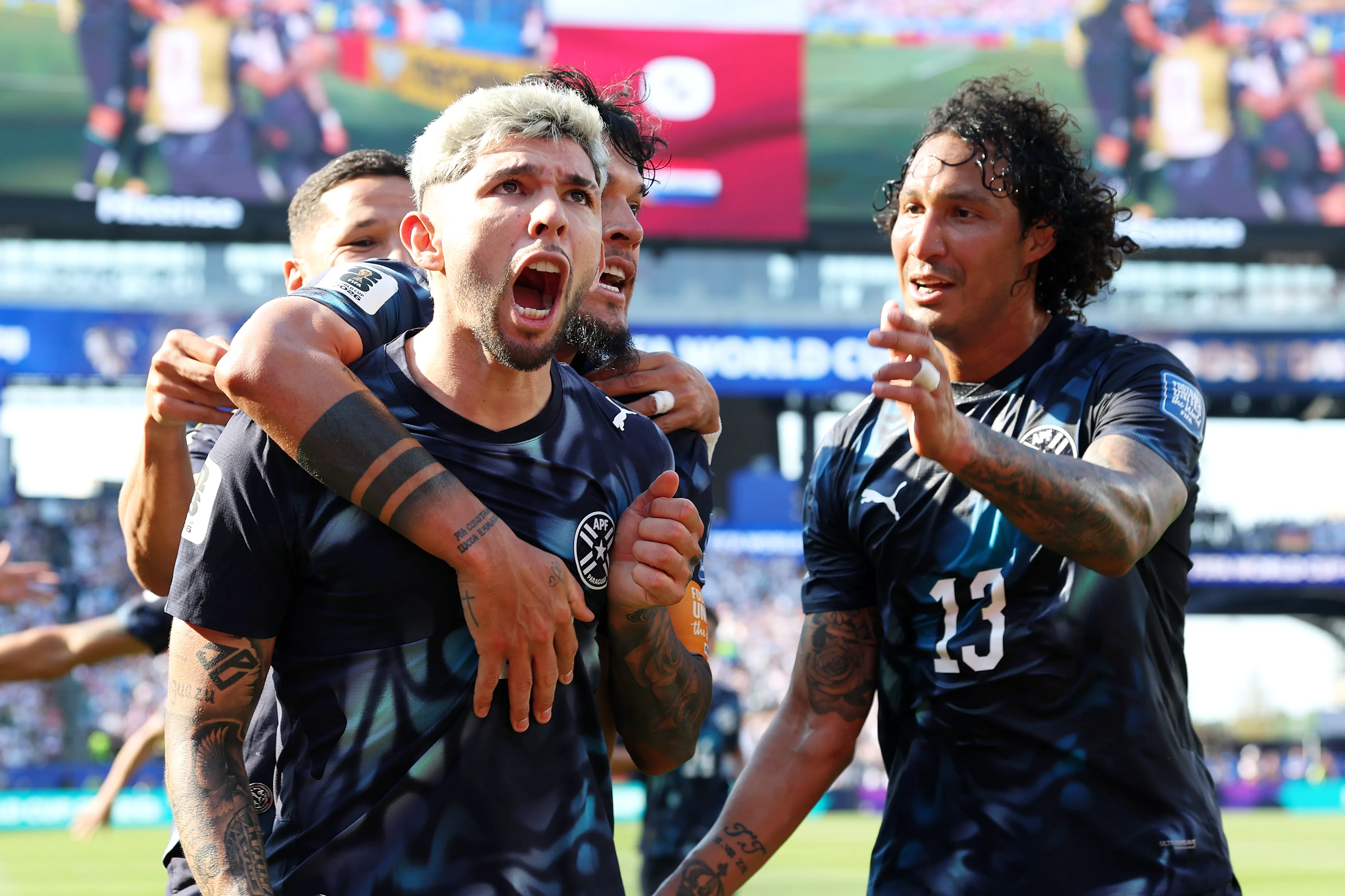 Enciso, do Paraguai comemora com os companheiros de equipe após marcar o primeiro gol do seu time contra a Alemanha. (Photo by Alexander Hassenstein/Getty Images)
