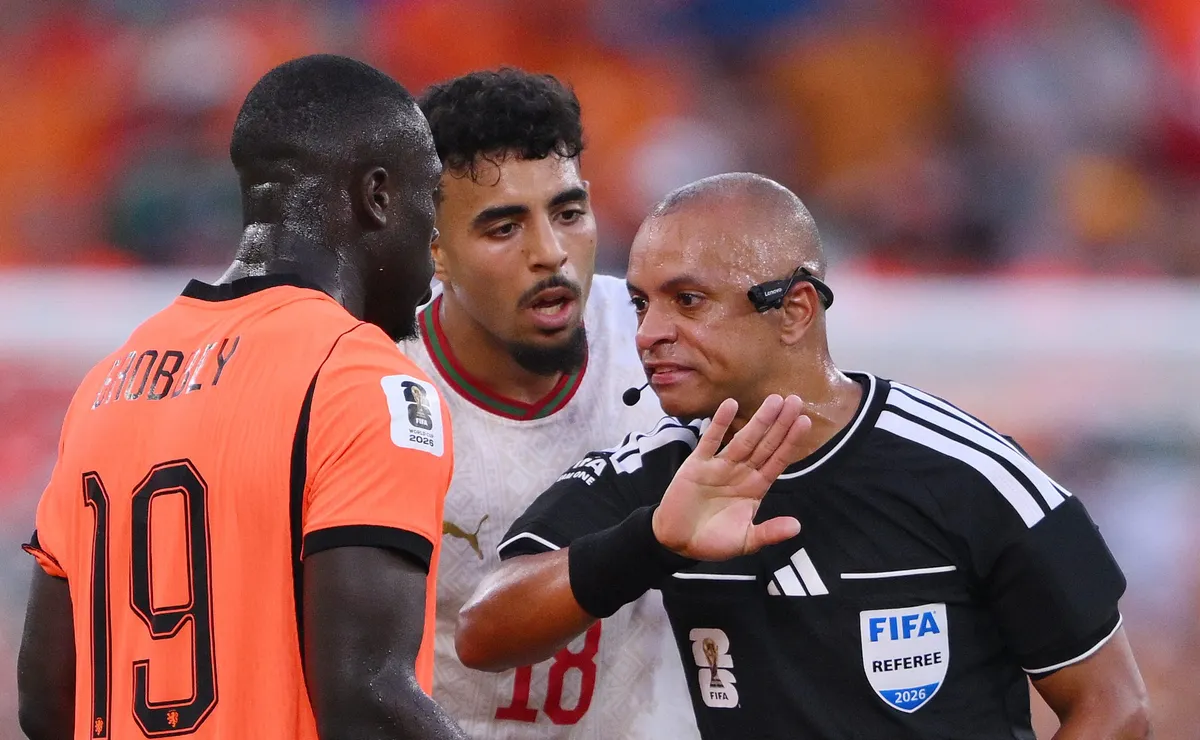 Wilton Pereira Sampaio muda postura sobre cartões na Copa do Mundo em Holanda x Marrocos