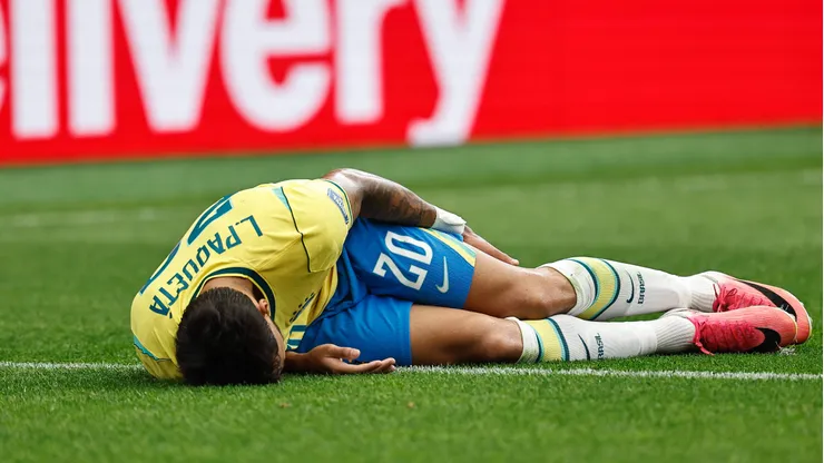 Lucas Paqueta caído no gramado sentindo dores. Foto: IMAGO / AFLOSPORT
