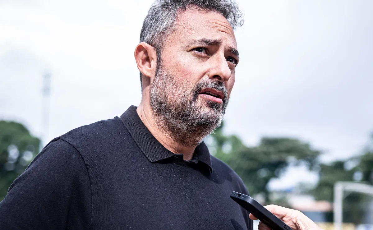 Santos busca reforços pontuais no mercado e Alexandre Mattos prioriza volante e lateral-esquerdo