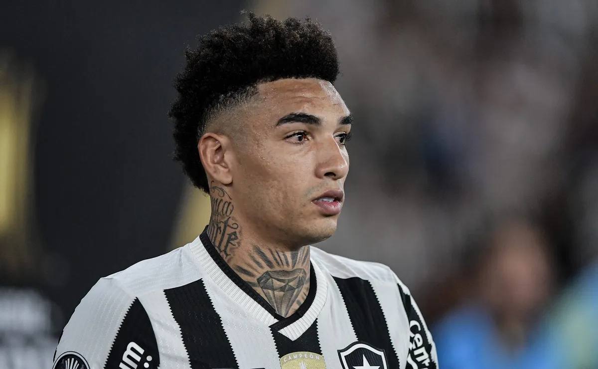 Igor Jesus crava retorno ao Botafogo após ser presenteado pelo clube