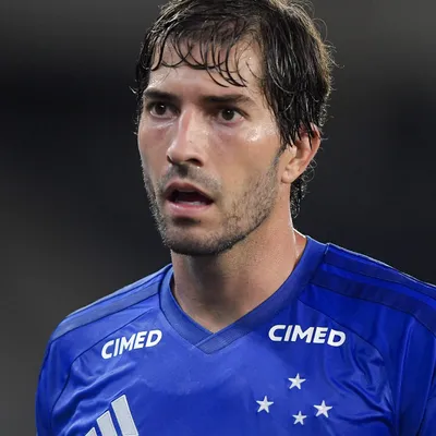 Lucas Silva se manifesta após saída de Walace