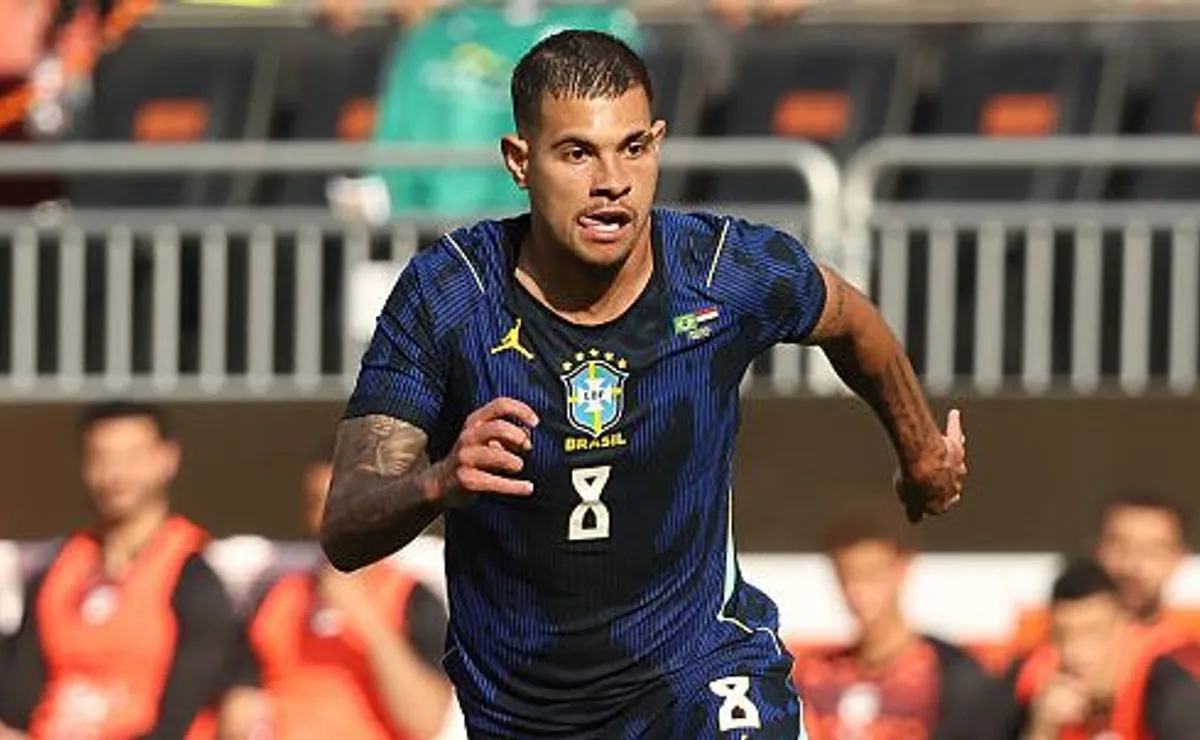 Bruno Guimarães faz história e iguala recorde de assistências em Copas do Século XXI