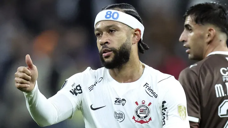 Memphis Depay ainda não renovou com o Corinthians.