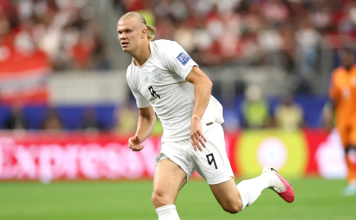 Haaland desperdiça gol inacreditável, mas se redime e salva a Noruega na Copa do Mundo