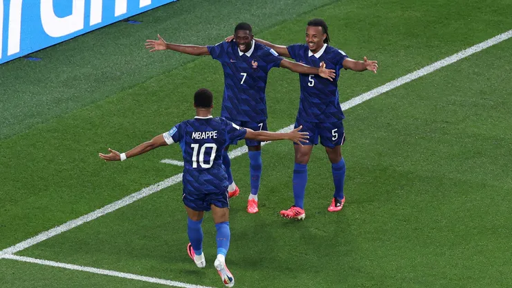 Dembélé, Mbappé e Kounde comemorando pela França - Foto: Darrian Traynor/Getty Images