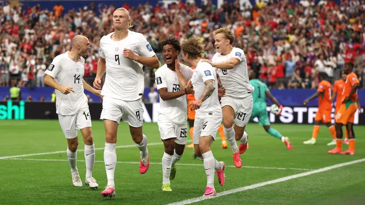 Elenco da Noruega comemora gol de Erling Haaland - Foto: Lars Baron/Getty Images
