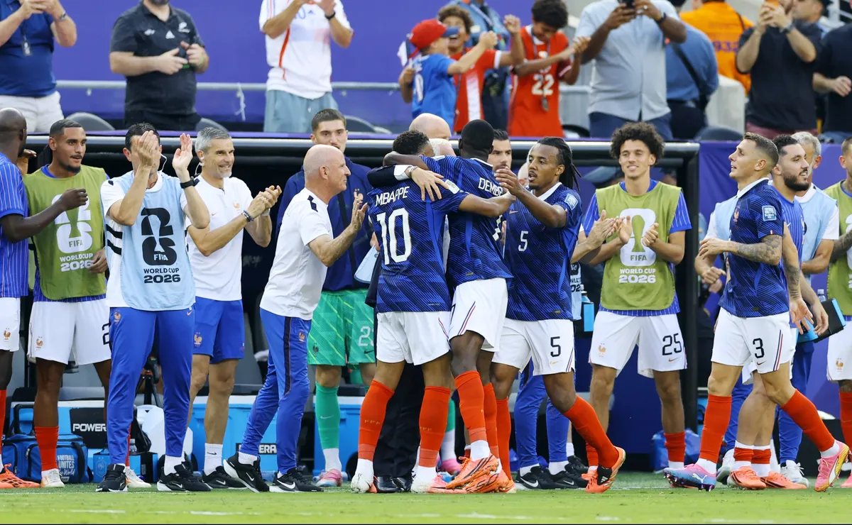 Comissão técnica da França monitora hidratação dos atletas através da cor da urina nesta Copa do Mundo
