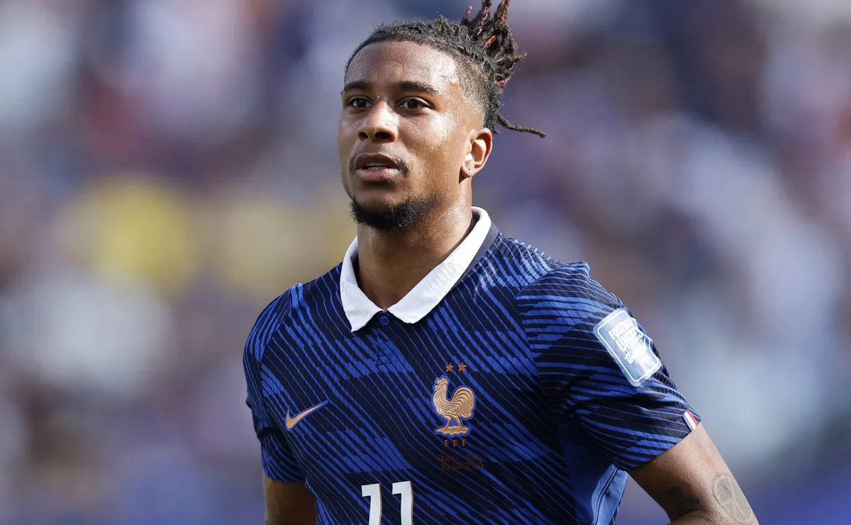 Olise quase faz pintura de voleio e bola vai na trave em França X Suécia pela Copa do Mundo