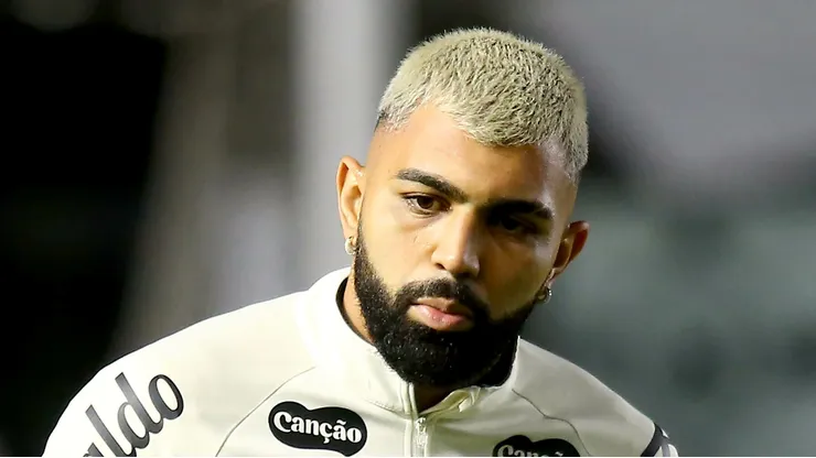 Gabigol durante aquecimento antes de partida na Vila Belmiro.