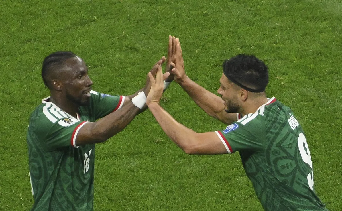 México vence Equador por 2 a 0 com show de Quiñones e se classifica na Copa do Mundo