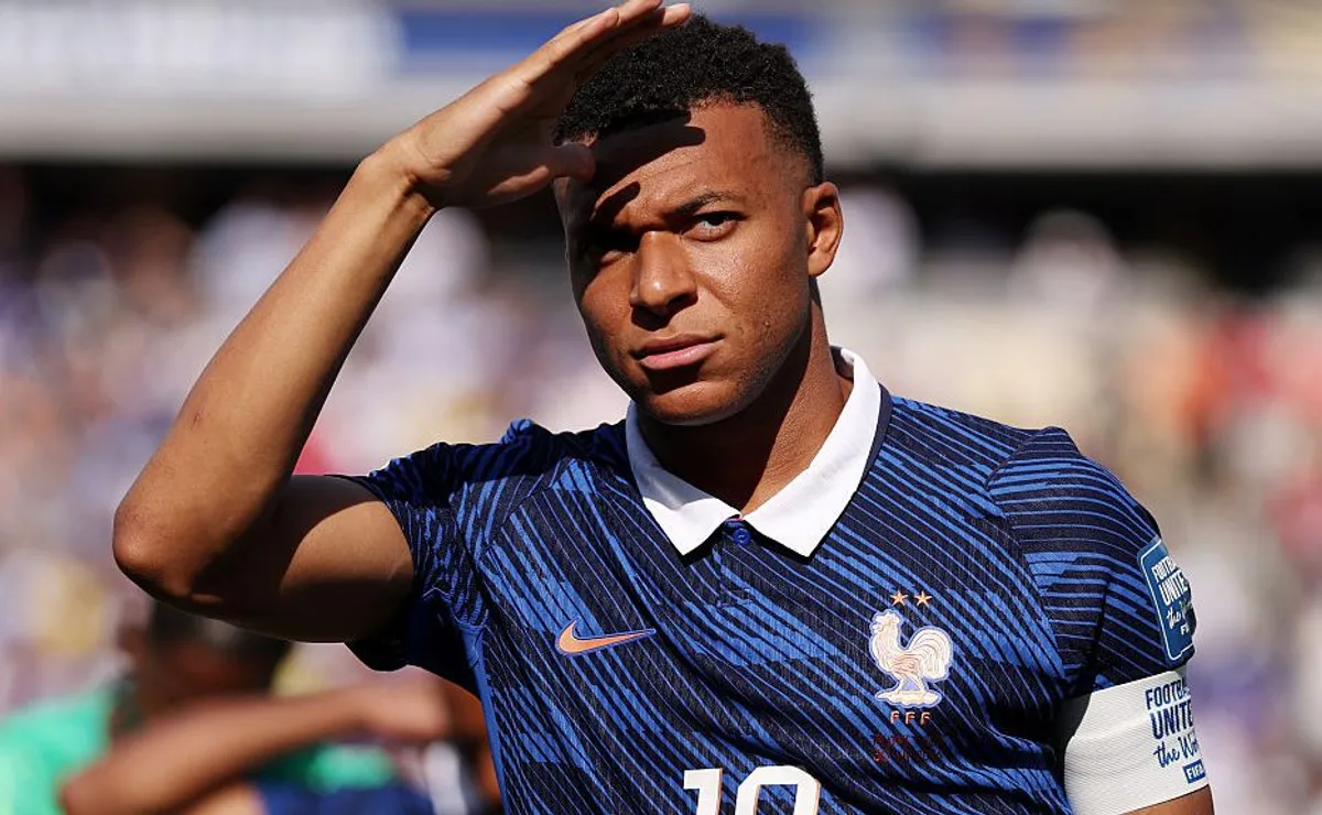 O abismo que separa as faces de Mbappé: líder na França e polêmico em clubes