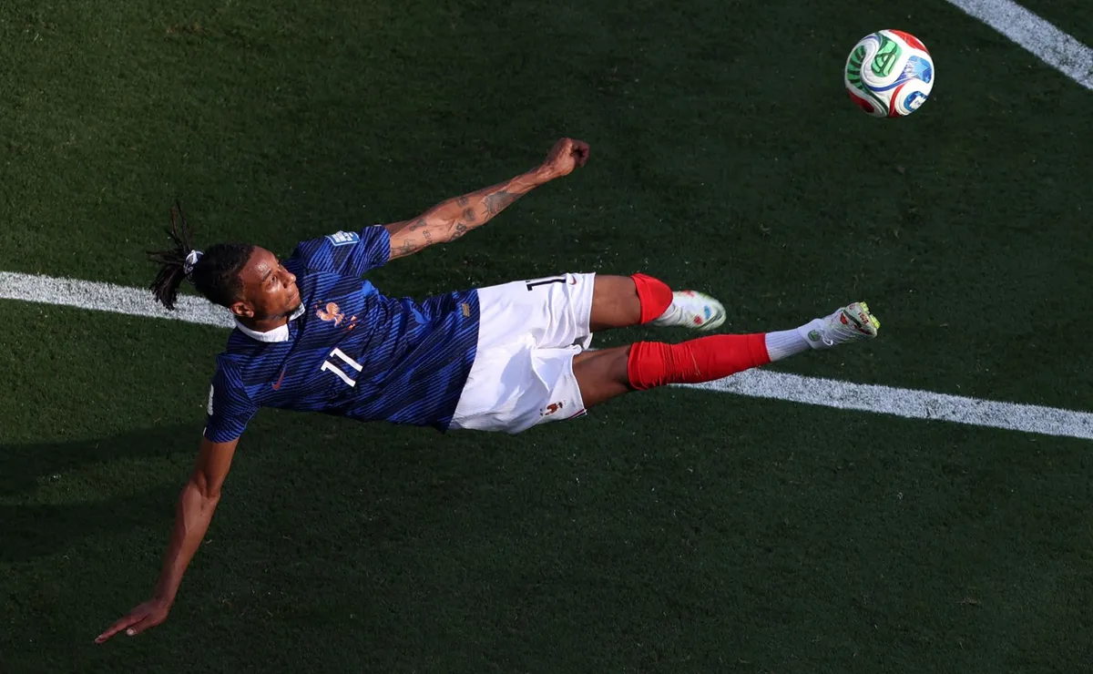 Mbappé decide com gols, mas Olise domina estatísticas e dita ritmo da França