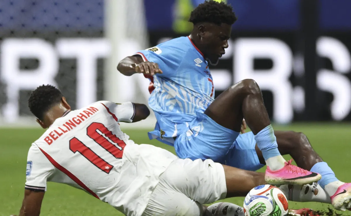 Bellingham perde a mão em Inglaterra x RD Congo, comete falta dura e quase é expulso