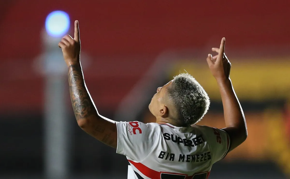 Em entrevista exclusiva ao BolaVip, Bia Menezes destaca briga do São Paulo pelas primeiras posições do Brasileirão Feminino