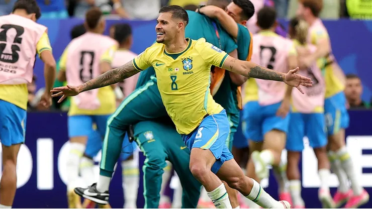 Bruno Guimarães é um dos destaques da Seleção na Copa do Mundo (Photo by Alex Slitz)