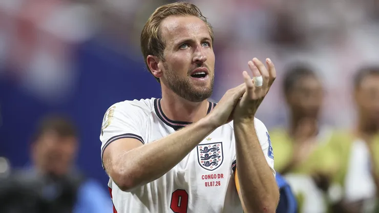 Harry Kane da Inglaterra, aplaude os torcedores após a vitória da equipe por 2 a 1 contra a República Democrática do Congo. (Photo by Richard Pelham/Getty Images)