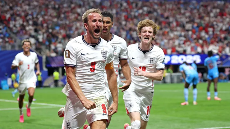 Harry Kane festeja com Gordon o gol da vitória sobre a RD Congo
