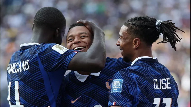 Kylian Mbappé comemora com Dayot Upamecano e Michael Oliseapós marcar o terceiro gol da equipe em França x Suécia. (Photo by Al Bello/Getty Images)